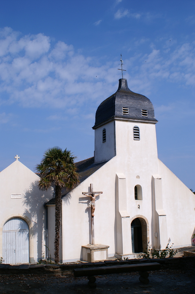 Eine Kirche dominiert die Bildmitte.