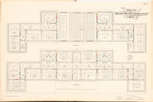 Offenes Buch mit detailliertem Grundriss des Berliner Olympiastadions mit beschrifteten Räumen, Fluren, Fenstern und Türen.