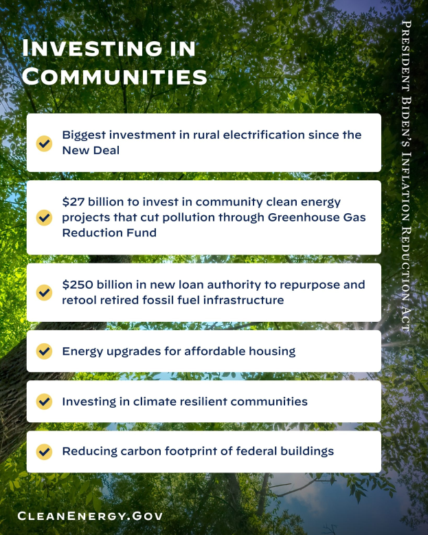 Plakat mit Bäumen und Himmel im Hintergrund, auf dem der Text 'Investing in Communities: Biggest Investment in Rural Electricity Since the New Deal' steht.