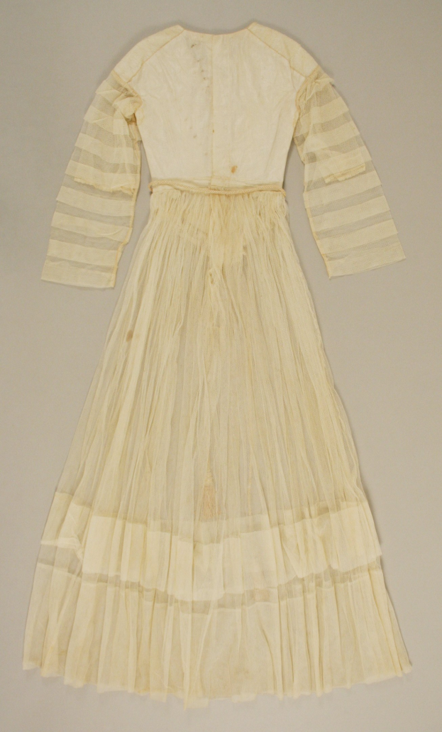 Ein weißes, langärmliges Kleid mit einer gerafften, bodenlangen Röcke auf einem weißen Hintergrund, mit einem hohen Taillenbund und einem dezenten Schimmer.