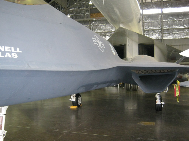 Ein kleines Propellerflugzeug im Flug.