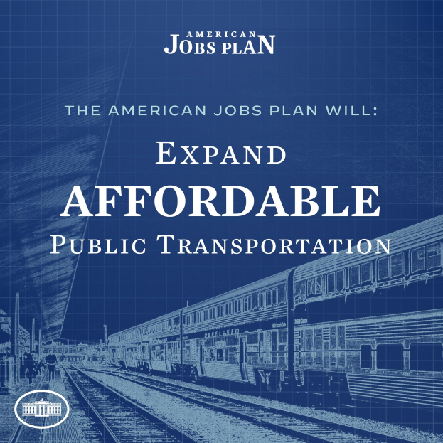 Plakat mit einem Zug auf einem Bahngeleis mit einigen Menschen in der Nähe, das "The American Jobs Plan Will Expand Affordable Public Transportation" bewirbt.