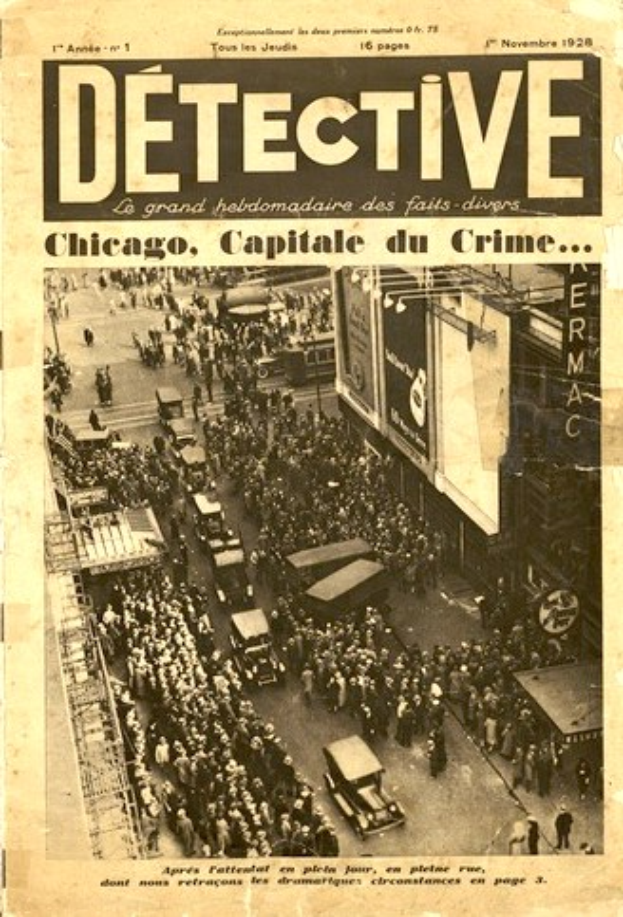 Schwarz-weißes Zeitungsbild mit einer Schlagzeile, die "Detective, Chicago, Capital du Crime" zeigt, das eine belebte Straßen Szene mit Menschen und Fahrzeugen und Gebäude im Hintergrund zeigt.