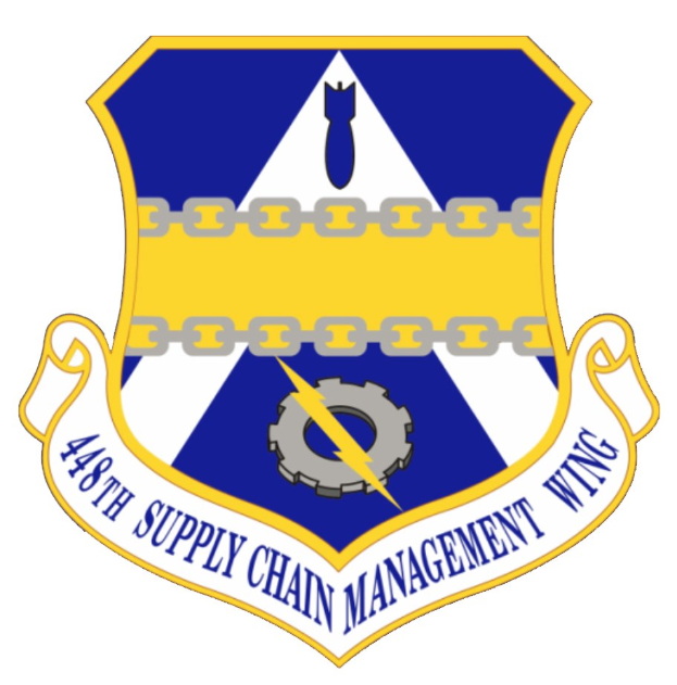 Logo der 48. Supply Chain Management Wing mit einem blauen Schild mit einem weißen Stern, einem weißen Banner mit blauer Schrift "Supply Chain Management" und schwarzer Schrift "48. Supply Chain Management Wing" in fetter Schrift.