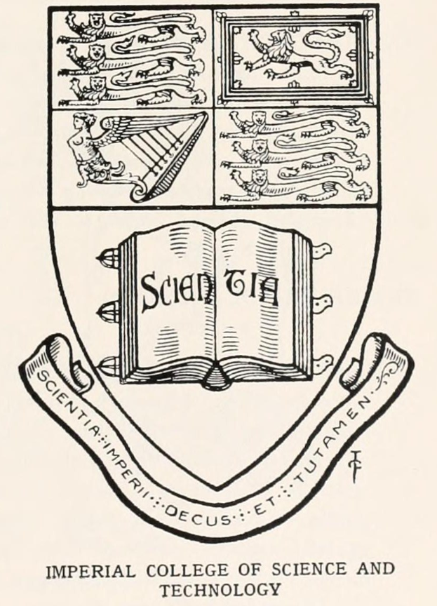 Logo der Imperial College London mit einem aufgeschlagenen Buch, auf dessen einer Seite das Universitätswappen und auf der anderen Seite fetter Text zu sehen ist, eingerahmt von einem dekorativen Rahmen.
