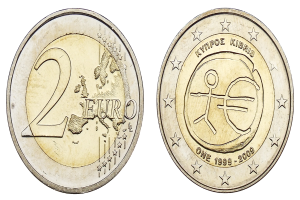 Zwei Euro-Münzen auf einem weißen Hintergrund, jeweils mit Text, Zahlen und Symbolen.