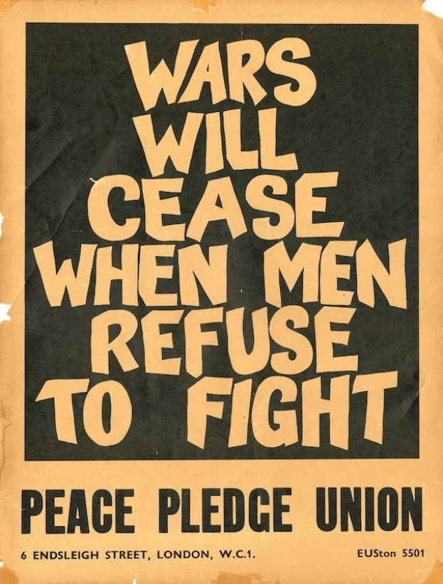 Plakat mit fetter schwarzer Schrift "Kriege werden aufhören, wenn Männer sich weigern zu kämpfen" auf weißem Hintergrund, das für Frieden wirbt.