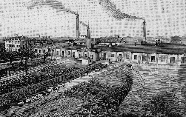 Schwarz-weiß-Zeichnung einer Fabrik mit rauchenden Schornsteinen, umgeben von Gebäuden, Grünflächen, Pfählen und Bahnschienen, beschriftet mit "1892 - die Fabrik des Eisenerzes" unten.