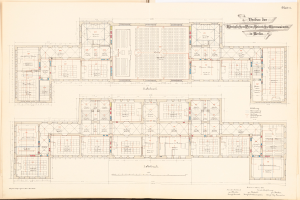 Ein aufgeschlagenes Buch mit einem detaillierten Grundriss des Berliner Olympischen Gymnasiums, mit beschrifteten Räumen, Fluren, Fenstern und Türen.