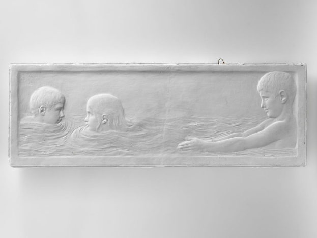 Drei Kinder beim Schwimmen in einem Schwarz-Weiß-Foto dargestellt.