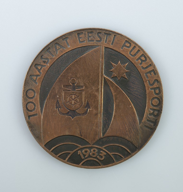 Bronze-Medaille mit der Inschrift "100 aastat eesti purjesporti" vor einem weißen Hintergrund.