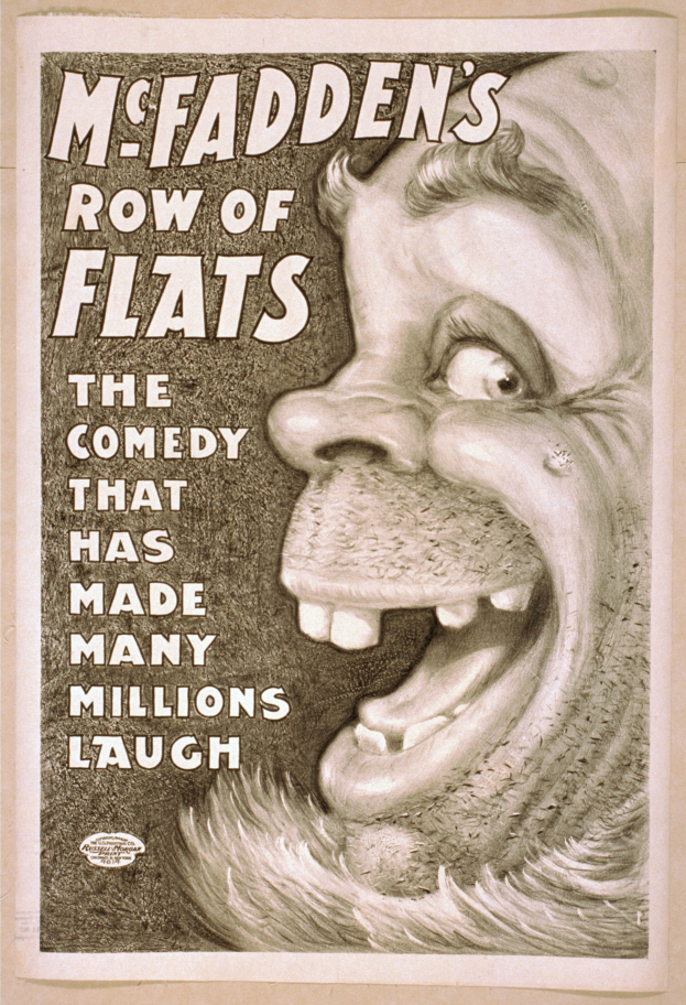 Plakat einer Person mit wildem Haar und einem breiten, zahnreichen Grinsen, eingerahmt von einem hellgelben Hintergrund, mit dem Text "McFadden's Row of Flats: Die Comedy, die viele Millionen zum Lachen gebracht hat."