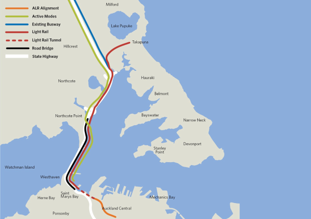 Eine detaillierte Stadtkarte mit einer roten Linie, die eine vorgeschlagene Bahnroute anzeigt, die Haltestellen, umliegende Gebiete und Text mit zusätzlichen Routeninformationen zeigt.