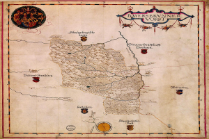 Eine 15. Jahrhundert-Karte von Bayern, die geografische Merkmale wie Flüsse, Berge und Städte zeigt und von informativem Text und Logos begleitet wird.