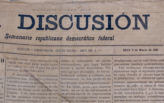 Gelblicher Zeitungsausschnitt mit schwarzer Tinte, Überschrift "Semanario Repúblicano Democrático Federal", das Wort "Diskussion" leicht zerknittert und gut gehandelt.