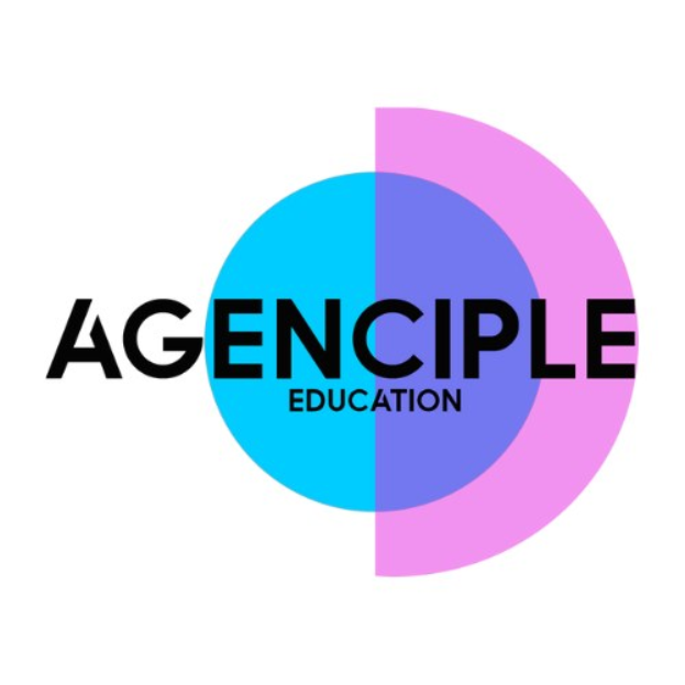 Ein weißer Hintergrund mit einem farbenfrohen Kreis in der Mitte, der den Text 'Agence Education' in fetter schwarzer Schrift enthält, unterteilt in blaue und pinkfarbene Abschnitte, umgeben von einem schmalen schwarzen Rand und einem Podcast-Logo in der rechten unteren Ecke.