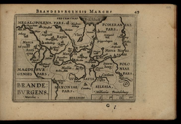 Ein altes Buch mit einem schwarzen Hintergrund, das eine detaillierte Karte der Brandenburg-Region in Deutschland zeigt. Die Karte zeigt geografische Merkmale wie Flüsse, Berge und Städte sowie Text über die Region.