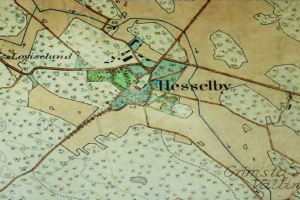 Ein altes Stadtplan von Hesselby mit Text und Zahlen, die den Standort der Stadt angeben, sowie detaillierte Darstellungen von Straßen, Gebäuden und Sehenswürdigkeiten.