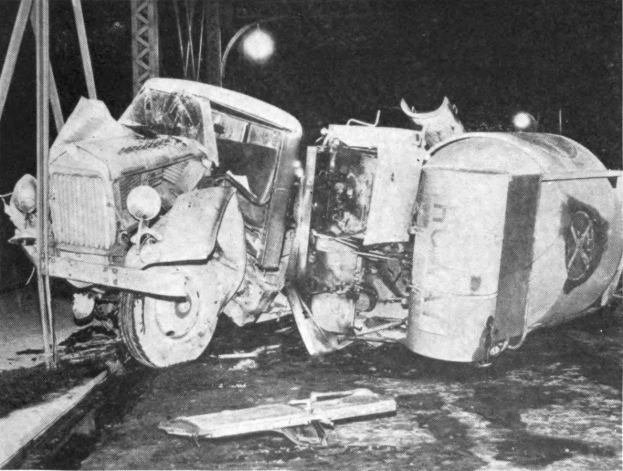 Schwarz-weiß-Foto eines umgestürzten Autos am Straßenrand mit Metallstangen und einem Laternenmast im Hintergrund, beschriftet mit "1930er Auto-Unfall" unten.