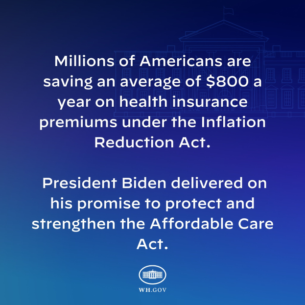 Blauer Hintergrund mit weißer Schrift, die besagt "Millionen von Amerikanern sparen durchschnittlich 800 USD im Jahr auf ihre Krankenversicherungsprämien unter dem Inflation Reduction Act" in der Mitte, mit einem Logo.