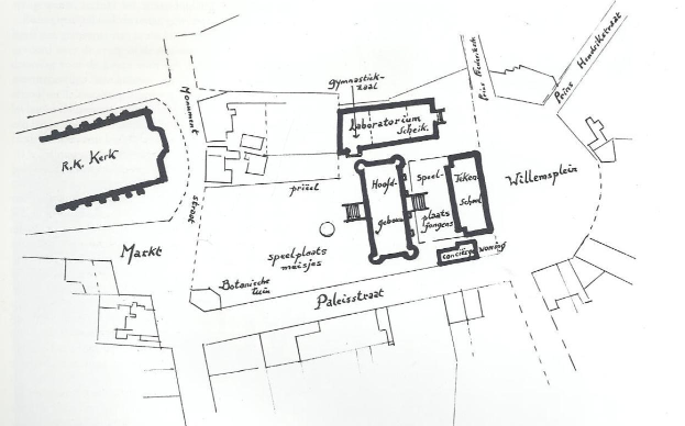 Schwarzer und weißer architektonischer Lageplan eines neuen Schulgebäudes mit beschrifteten Räumen und Umgebung.