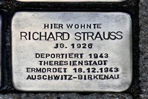 Eine Metalltafel an einem Gebäude mit der Inschrift "Richard Strauss".
