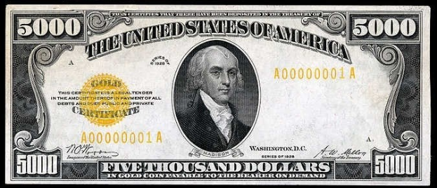 Ein schwarzer Hintergrund zeigt einen US-Fünfausenddollarschein mit einem Porträt von George Washington und der Aufschrift "Five Thousand Dollars".